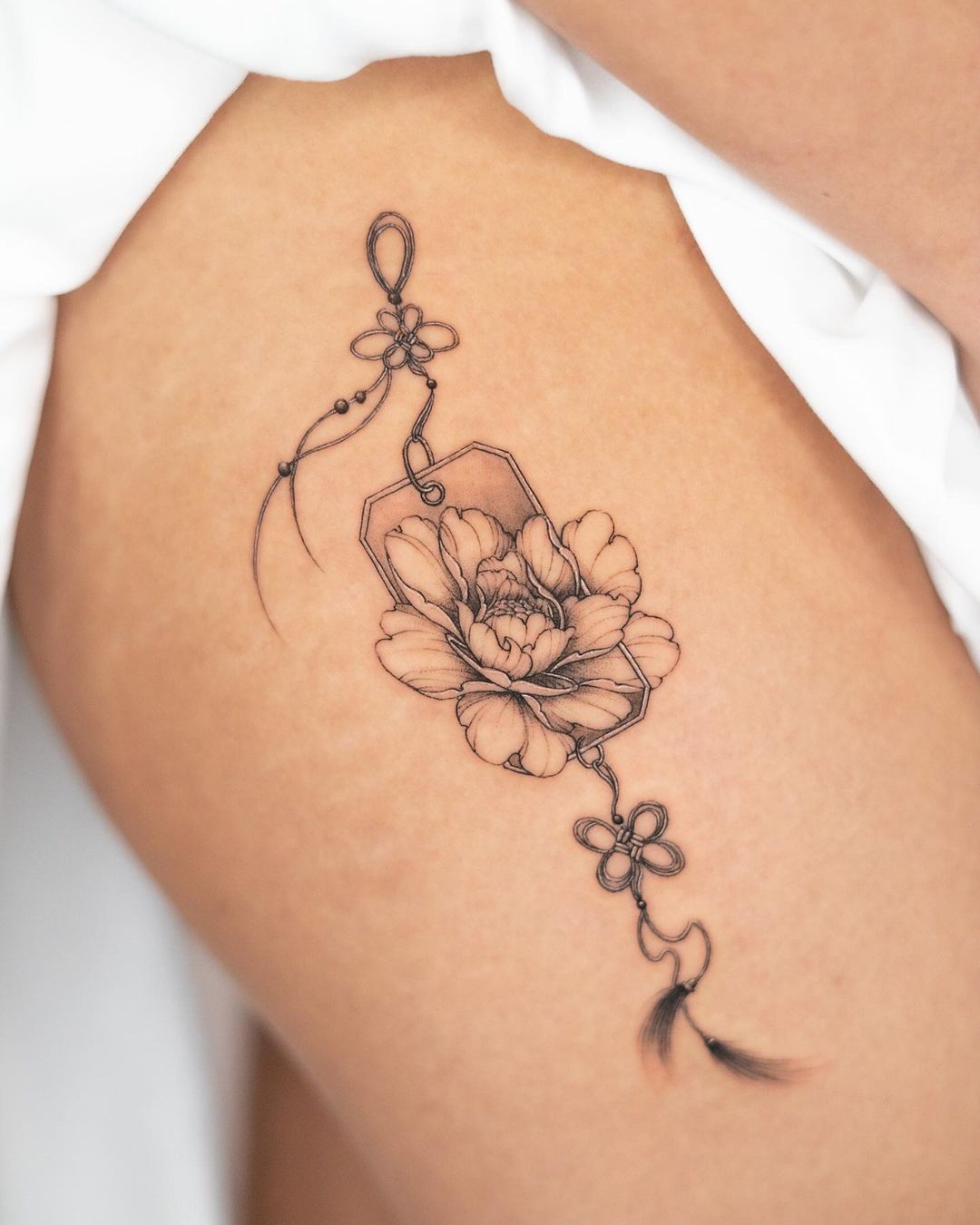 35+ Fantastic Thigh Tattoos For Women 2024