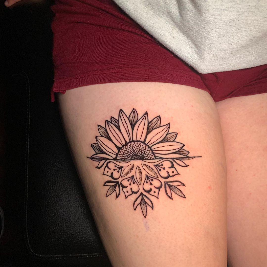 35+ Fantastic Thigh Tattoos For Women 2024