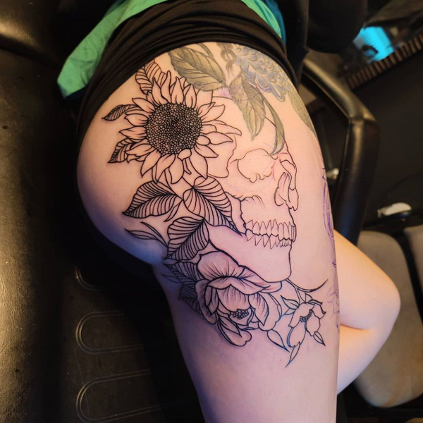 35+ Fantastic Thigh Tattoos For Women 2024