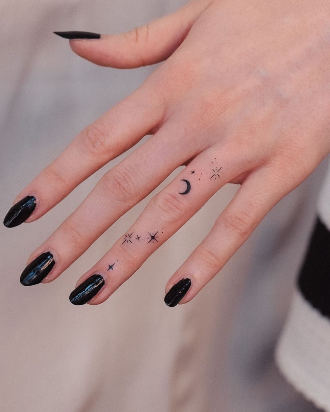 35+ Fantastic Finger Tattoo Designs Curated Just for You
