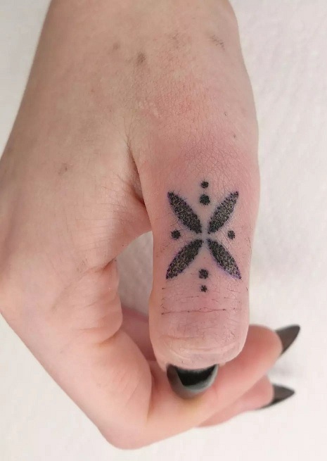 35+ Fantastic Finger Tattoo Designs Curated Just for You