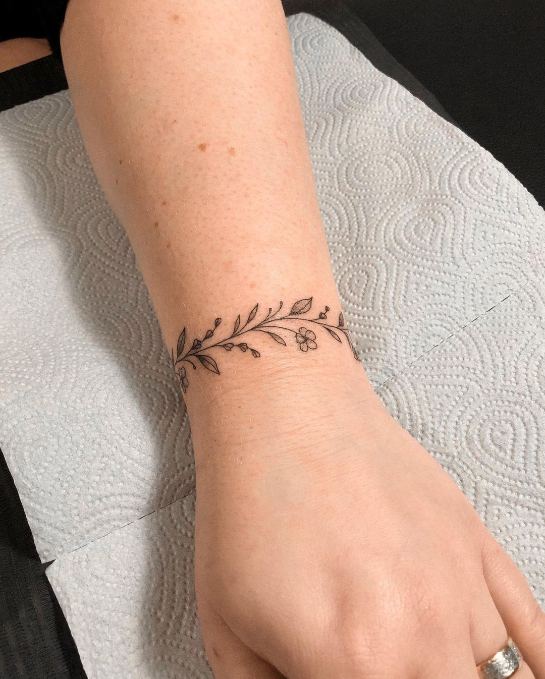 25+ Trendy Bracelet Tattoo Designs to Flaunt Your Style