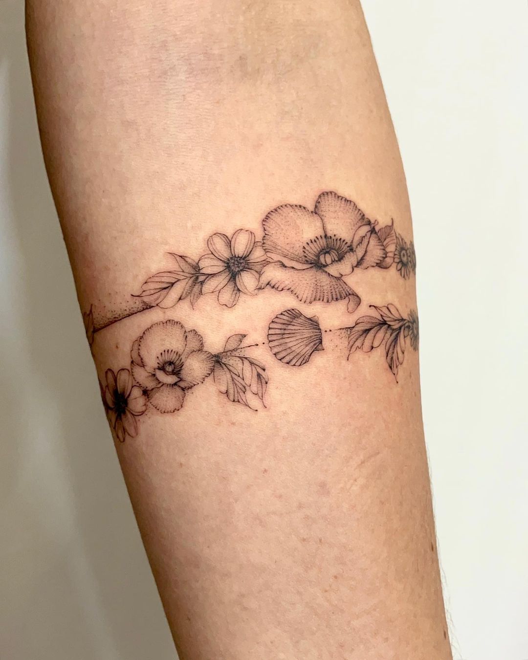 25+ Trendy Bracelet Tattoo Designs to Flaunt Your Style