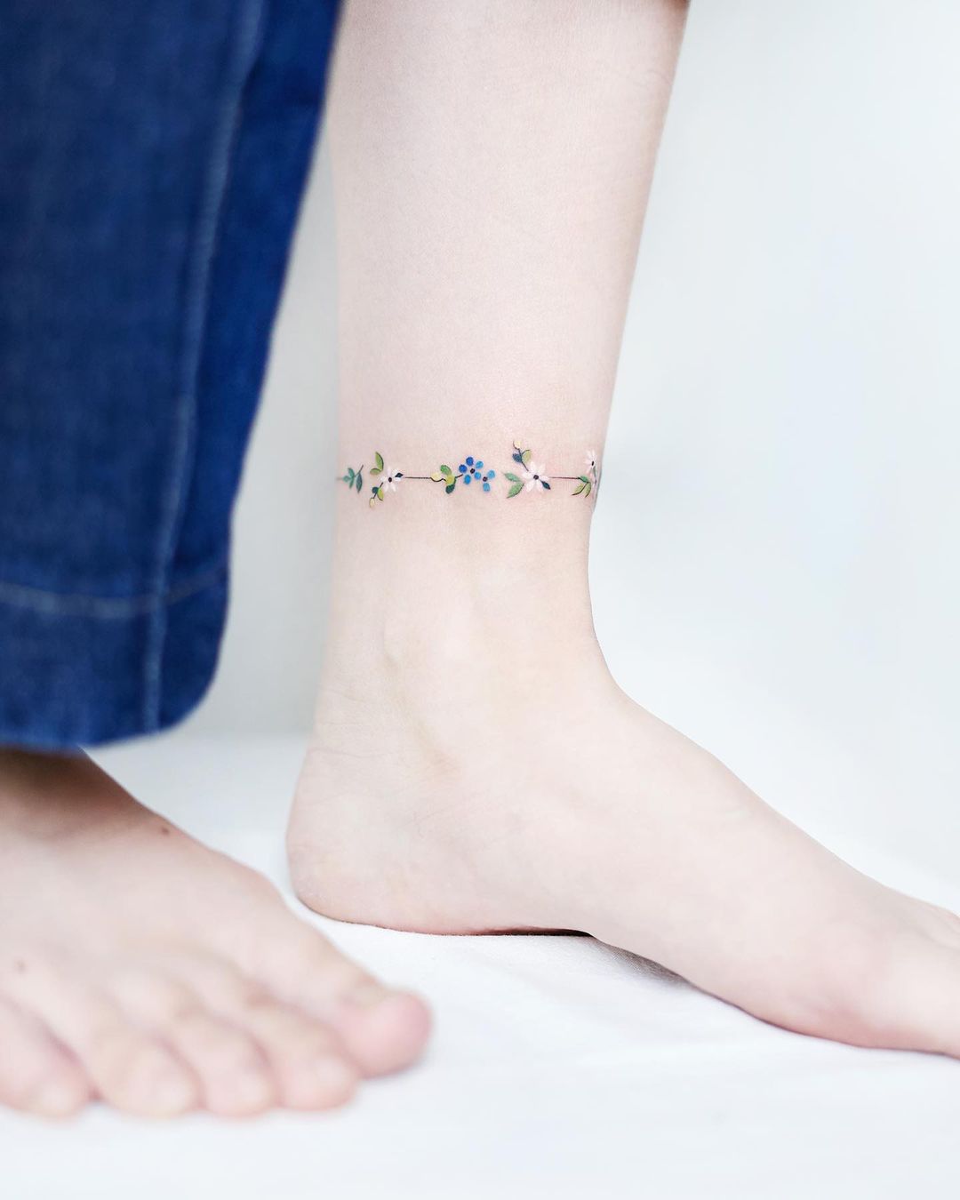 25+ Trendy Bracelet Tattoo Designs to Flaunt Your Style
