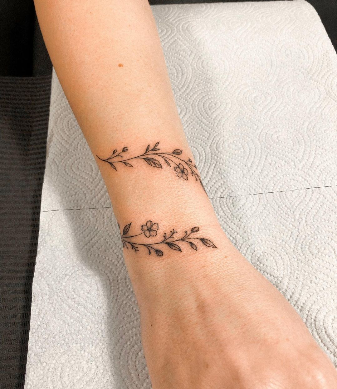 25+ Trendy Bracelet Tattoo Designs to Flaunt Your Style