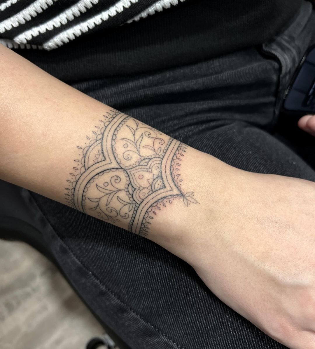 25+ Trendy Bracelet Tattoo Designs to Flaunt Your Style
