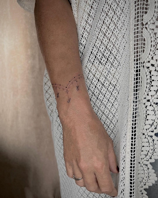 25+ Trendy Bracelet Tattoo Designs to Flaunt Your Style