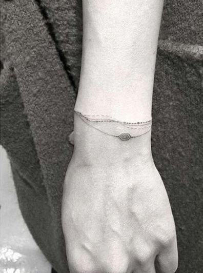 25+ Trendy Bracelet Tattoo Designs to Flaunt Your Style