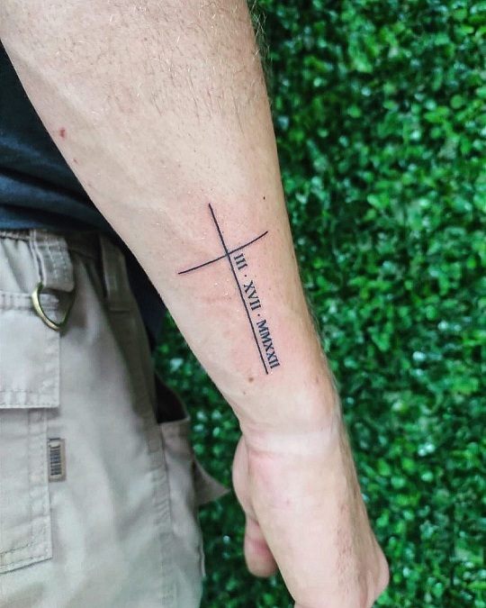 40+ Stylish Cross Tattoo Designs For Men And Women