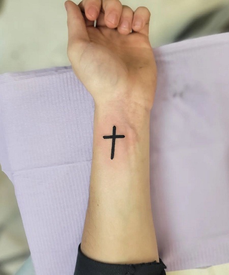 40+ Stylish Cross Tattoo Designs For Men And Women