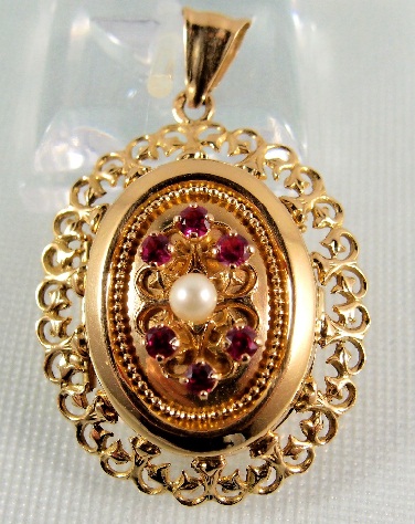15 Latest Gold Lockets for Women and Men | I Fashion Styles