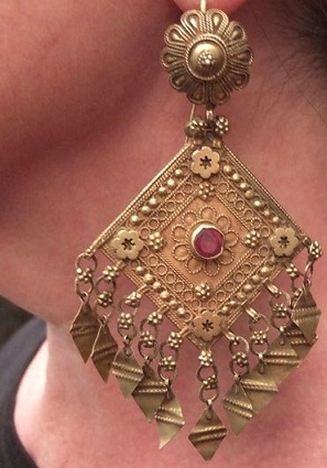 25 Most Attractive Designs of Gold Earrings Collection in 2023