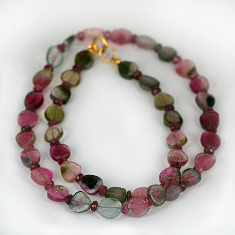9 Beautiful Designs of Gemstone Necklaces in Trend