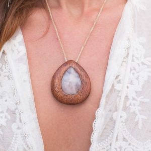 9 Beautiful Designs of Gemstone Necklaces in Trend