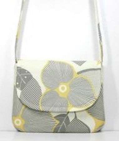 15 Simple Women&#039;s Small Handbags with Straps and Chains