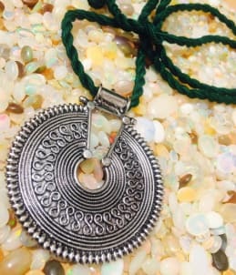 15 Latest Simple Necklace Designs for Women in Fashion