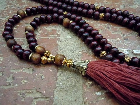 15 Latest Simple Necklace Designs for Women in Fashion