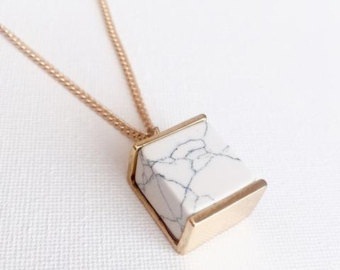 15 Latest Simple Necklace Designs for Women in Fashion