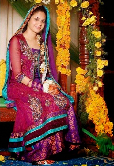 9 Stylish Color Dresses to Wear for Mehndi Function | I Fashion Styles