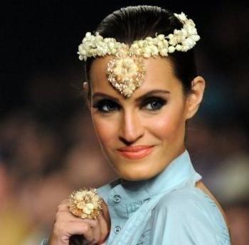 25 Mesmerizing and Latest Maang Tikka Designs |I Fashion Styles