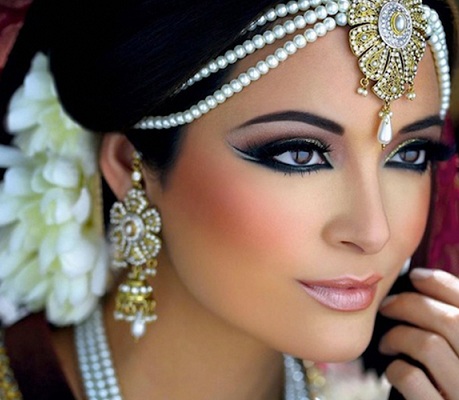 25 Mesmerizing and Latest Maang Tikka Designs |I Fashion Styles