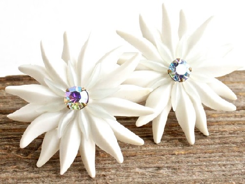 9 Beautiful Designs of Flower Earrings for Stylish Look