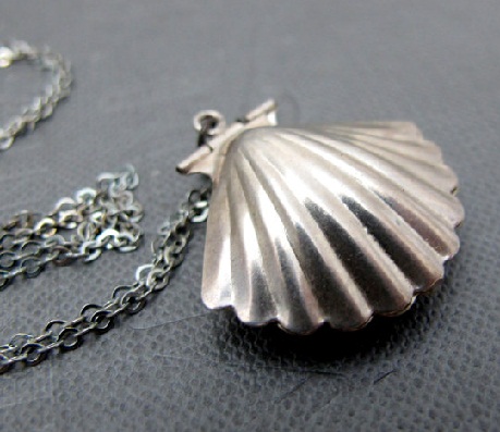 9 Latest Designs of Chain Lockets for Men and Women