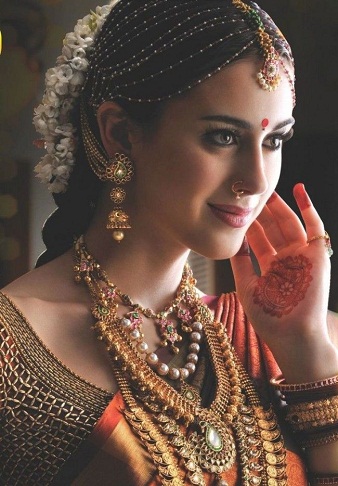 9 Beautiful Pearl Maang Tikka Designs for Womens