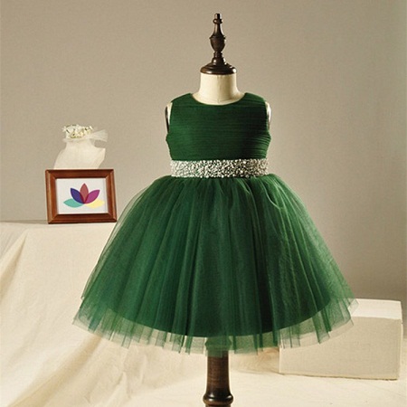 9 Modern Designs of Green Color Frocks for Stunning Look