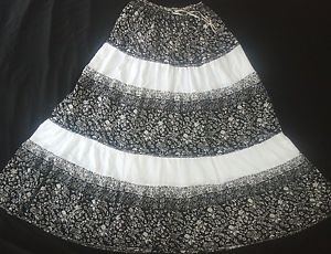 15 Beautiful Designs of Black and White Skirts for Stylish Look