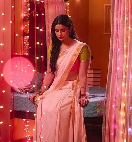 Alia Saree Looks: 15 Latest Hot Pics of Alia Bhatt in Saree 2025