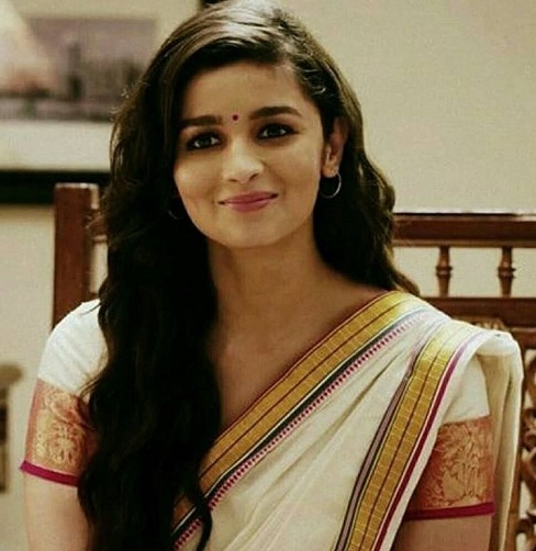 Alia Saree Looks: 15 Latest Hot Pics of Alia Bhatt in Saree 2025