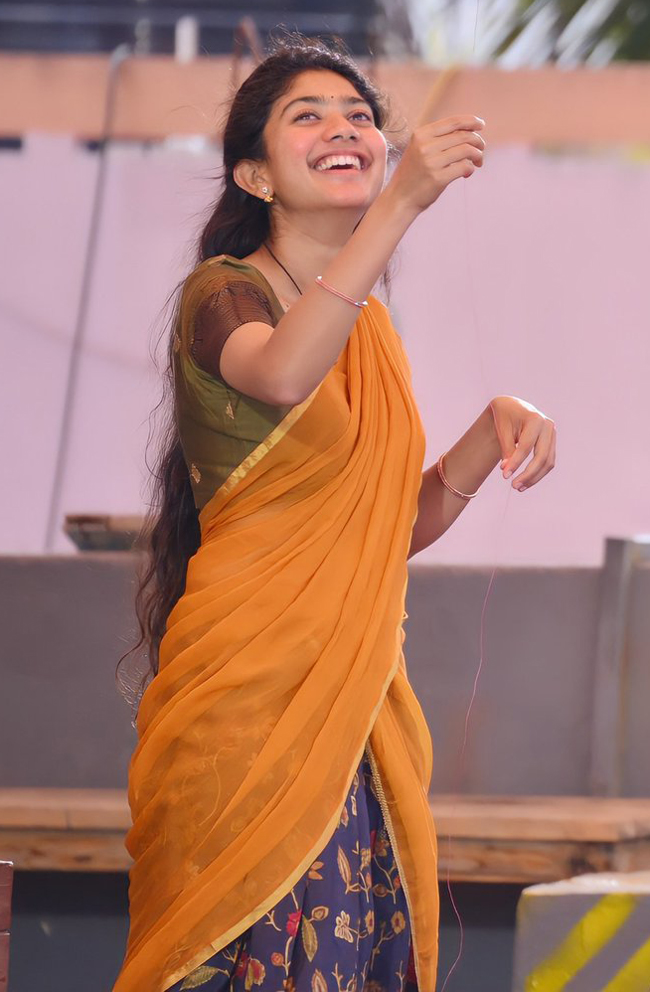 18 Super Hot Pics of Telugu and Tamil Girls in Half Saree