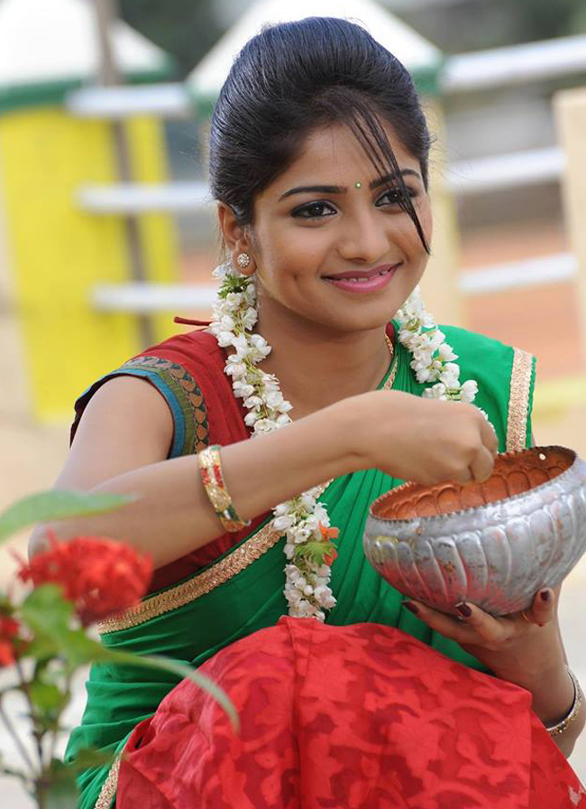 18 Super Hot Pics of Telugu and Tamil Girls in Half Saree