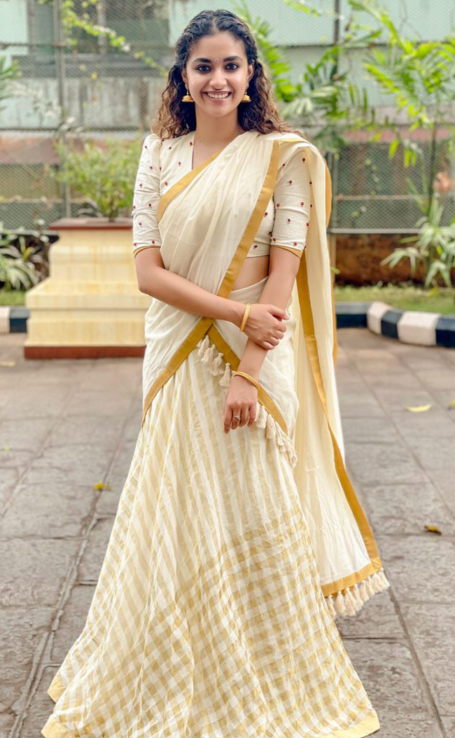 18 Super Hot Pics of Telugu and Tamil Girls in Half Saree