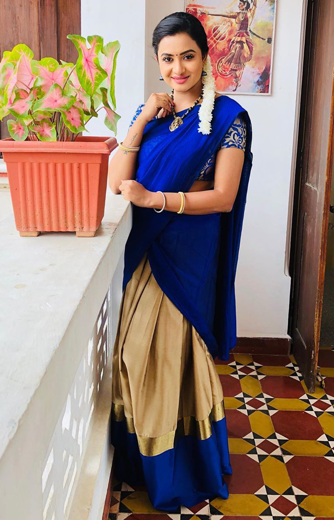 18 Super Hot Pics of Telugu and Tamil Girls in Half Saree