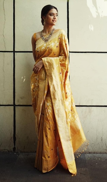 Keerthi Suresh in Saree - 15 Unseen and Glamorous Pics