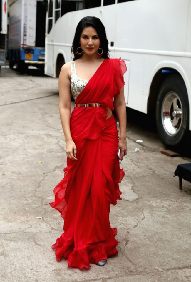 10 Hot Pics of Sunny Leone in Red and Blue Sarees