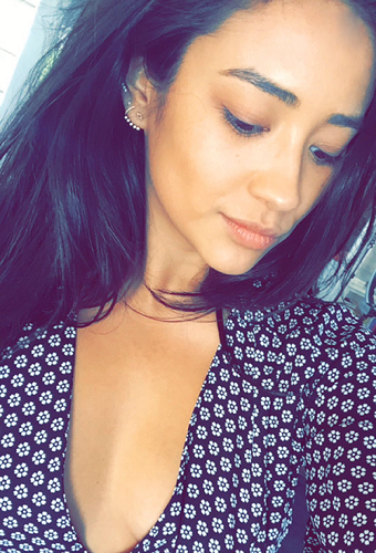 15 Recent Pictures of Shay Mitchell Without any Makeup | I Fashion Styles
