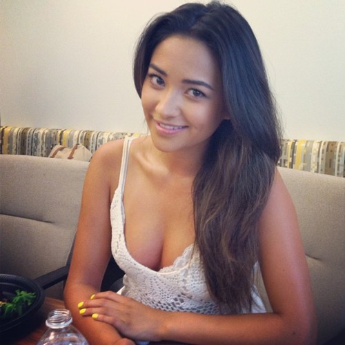 15 Recent Pictures of Shay Mitchell Without any Makeup | I Fashion Styles
