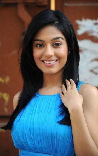 9 Pictures of Amrita Rao with and without Makeup | I Fashion Styles