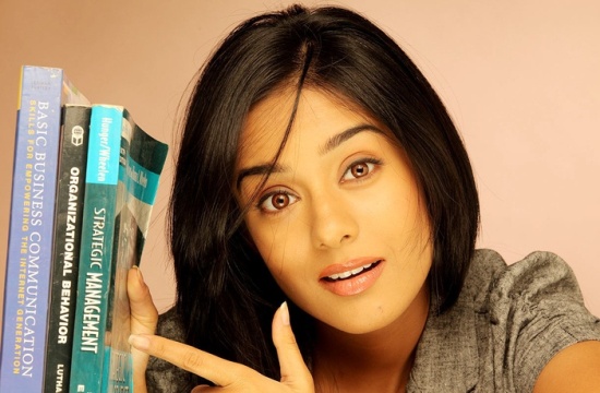 9 Pictures of Amrita Rao with and without Makeup | I Fashion Styles