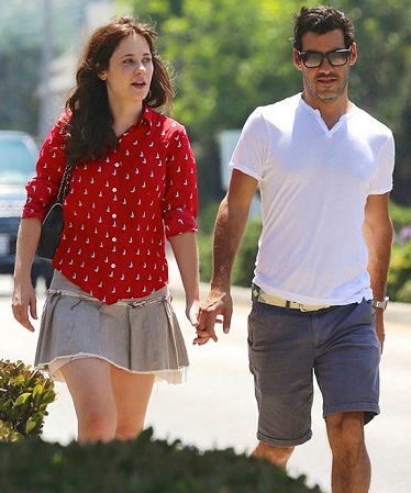 15 Pictures of Zooey Deschanel without Makeup