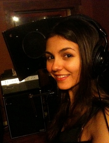 14 Stunning Pictures Of Victoria Justice Without Makeup