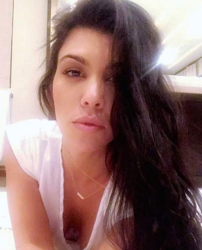 13 Sizzling Pictures of Kourtney Kardashian Without Makeup