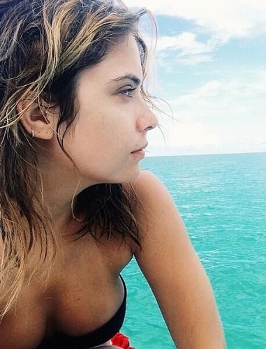 10 Stunning Makeup-Free Looks of Pretty Ashley Benson