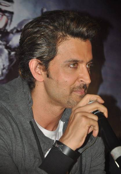 9 Pictures of Hrithik Roshan With and Without Makeup