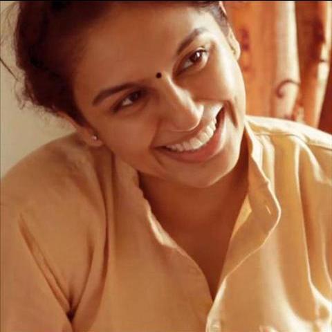 12 Beautiful Pictures of Huma Qureshi Without Makeup