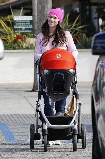 14 Recent Pics of Jennifer Love Hewitt without any Makeup