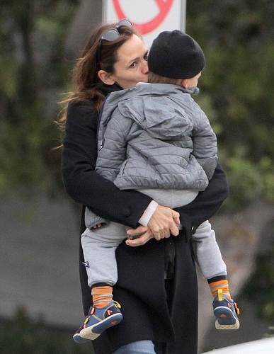 14 Recent Pics of Jennifer Love Hewitt without any Makeup